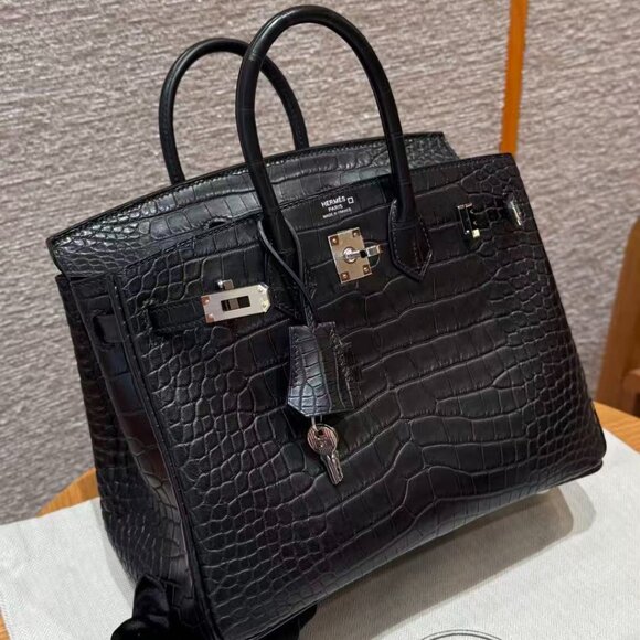 Classic Hermes Bag: A Stylish and Versatile Choice for Elegance - Picture 3 of 6